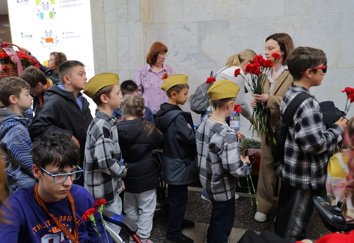 Юные участники мероприятия перед возложением цветов