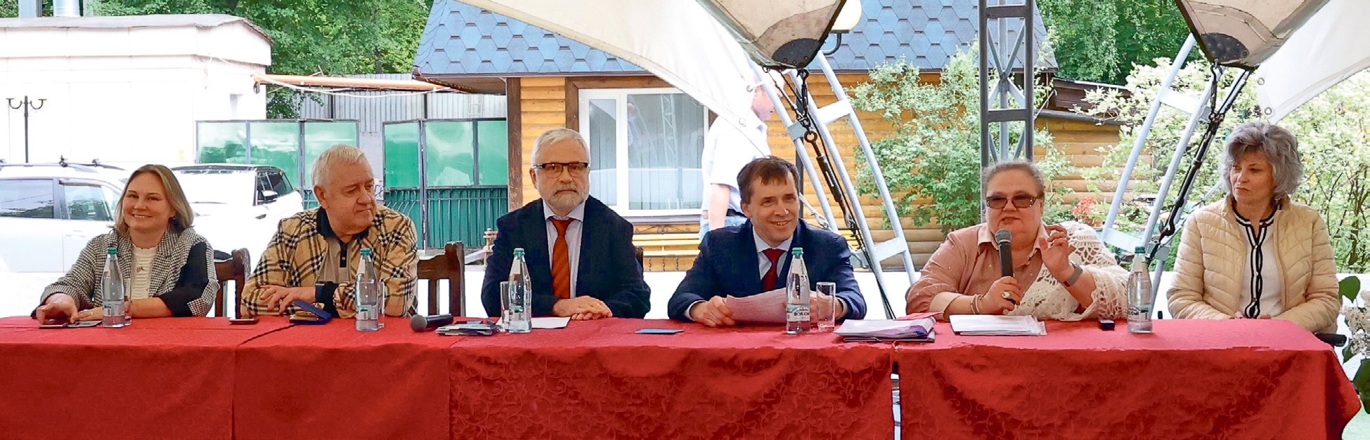 В президиуме конференции (слева направо): О. В. Жиангерова, Г. В. Аничкин, М. Г. Осокин, М. Б. Терентьев, Н. В. Лобанова, Е. И. Карелина