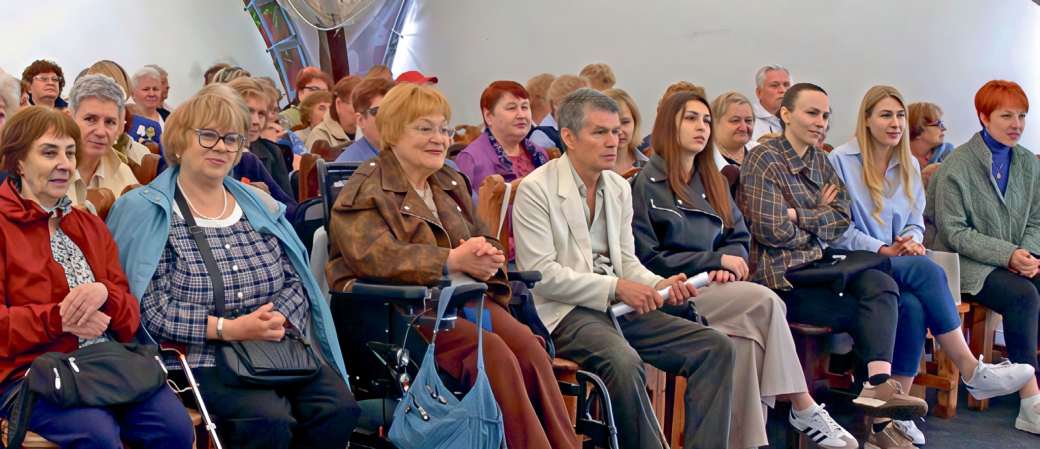 В центре первого ряда делегатов –  Л. В. Стогова, зам. председателя МГО ВОИ по работе с МРО СВАО и И. Е. Федотов, зам. председателя МГО ВОИ по работе с МРО ЦАО